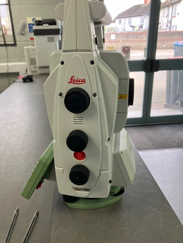 TS60 I 0.5" R1000 imaging total station with CS20 Controller